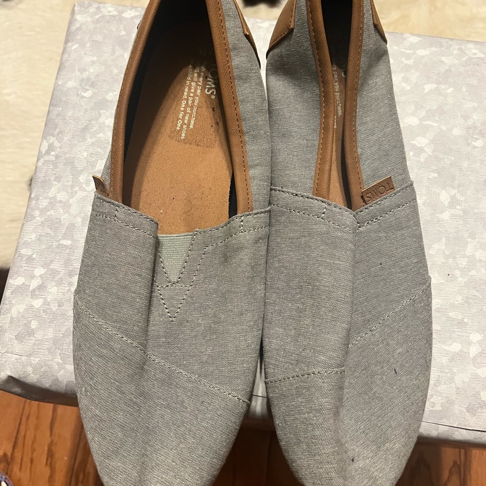 TOMS shoes *no box*
